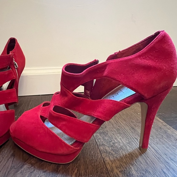 beautiful red suede open-toed booties with cutouts - Picture 7 of 9